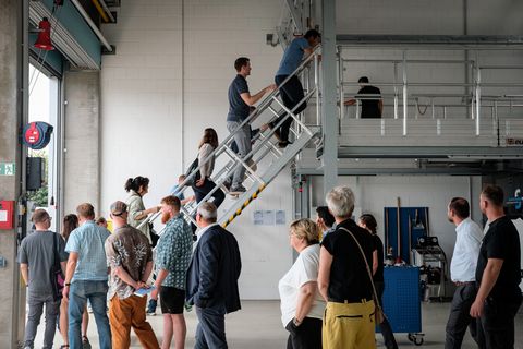 Zukunftswerkstatt Öffentlicher Verkehr Gruppe von Menschen besucht Wasserstofftankstelle