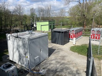 An der Kleinwasserkraftanlage in Oberroßla wird Wasserstoff mit Strom aus erneuerbaren Energien erzeugt. Foto: Bauhaus-Universität Weimar, Professur Energiesysteme