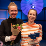 Foto der Preisträgerinnen mit Blumen und Pokal