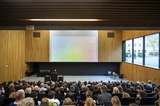 As part of a ceremony in the Audimax, the graduates were bid farewell and presented with prizes for outstanding theses and for the best students in their degree programs (Photo: Thomas Müller, Copyright: Bauhaus-Universität Weimar)