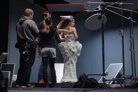 Die Regisseurin Lulin bespricht ihre Vorstellungen im Nivre-Studio mit der Filmcrew.
Die Regisseurin Lulin bespricht ihre Vorstellungen im Nivre-Studio mit der Filmcrew.