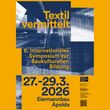 Plakat mit blau-gelben Flächen und fotografischen Ausschnitten von Webmaschinen und Fäden. Der Text kündigt das „8. Internationale Symposium zur Baukulturellen Bildung“ mit dem Titel „Textil vermittelt“ an, das vom 27. bis 29. März 2026 im Eiermannbau Apolda stattfindet. Logos der beteiligten Institutionen sind am Rand platziert.