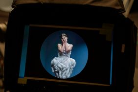 Das voluminöse Abendkleid von Designerin Pia Fischer besteht aus 20.000 von Hand aufgenähten künstlichen Fingernägeln.
Das voluminöse Abendkleid von Designerin Pia Fischer besteht aus 20.000 von Hand aufgenähten künstlichen Fingernägeln.