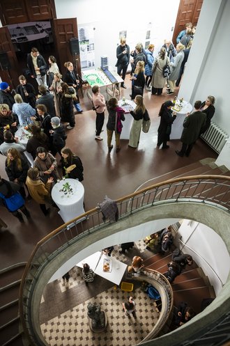 Die Feierlichkeiten klangen in der Ausstellung im Hauptgebäude mit Gesprächen aus (Foto: Thomas Müller, Copyright: Bauhaus-Universität Weimar)