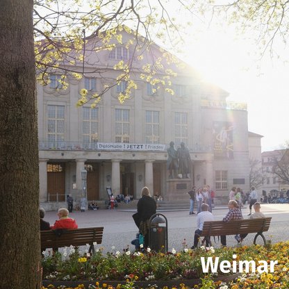 Foto des Theaterplatzes in Weimar mit Passanten mit der Überschrift: Weimar