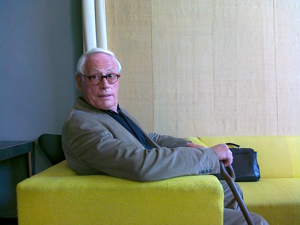 Design-Legende Dieter Rams war am 20. April unser Gast in der Ringvorlesung "Entwurfskulturen". Foto von Dieter Rams in einem Lehnstuhl im Gropiuszimmer des Hauptgebäudes der Universität.
