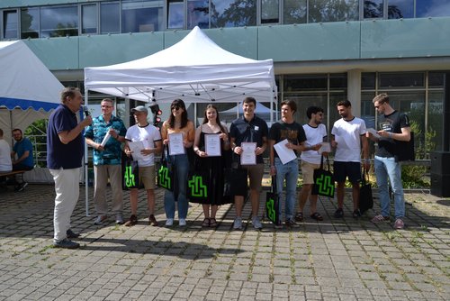 Acht Studierende beteiligten sich am Wettbewerb »Hochfester Beton« und erhielten Geld und Sachpreise für ihr Engagement. Foto: Gabi Seifert.