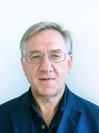 Passfoto von Prof. em. Dr. Karl Schawelka