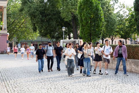 Bauhaus Career Track – Local Networks for Global Talents Internationale Studierende während der Bauhaus Summer School in der Innenstadt von Weimar. Foto: Dezernat Internationale Beziehungen