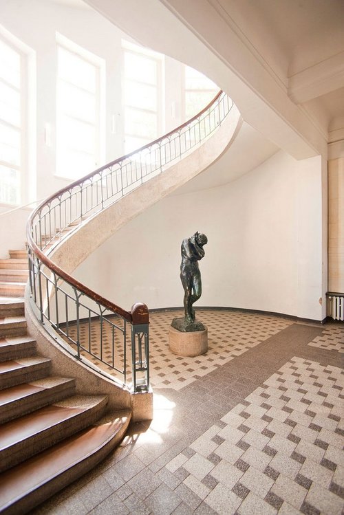 Bis zu ihrer Beschädigung am 7. Februar 2016 schmückte »Eva« den Treppenaufgang Henry van de Veldes im Foyer des Hauptgebäudes. (Foto: Jens Hauspurg)