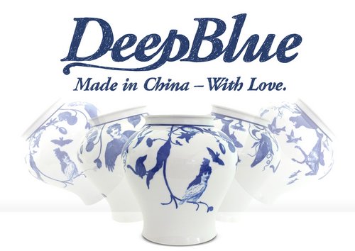 Die Vase »Deep Blue« wird in Handarbeit getöpfert  – jedes Stück wird so zum Unikat.