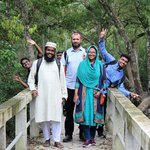 Mitarbeitende im Projekt »SCIP Plastics« besuchen gemeinsam den Nationalpark Sundarbans, Bangladesch. (Foto: Senta Berner)