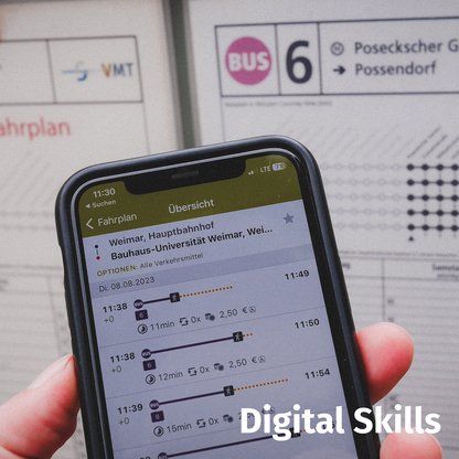 Foto eines Smartphones, das gehalten wird und eine Fahrplanauskunft anzeigt mit Überschrift: Digital Skills