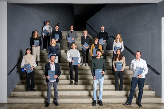 Studiengangsbeste sowie Preisträgerinnen und Preisträger der besten Abschlussarbeiten nach der Preisverleihung (Foto: Thomas Müller)