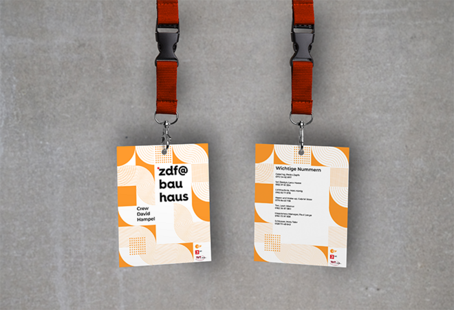 Bild zeigt Umhängeband mit gestalteten Ausweiskärtchen
