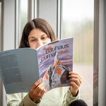 Eine Frau liest im Magazin