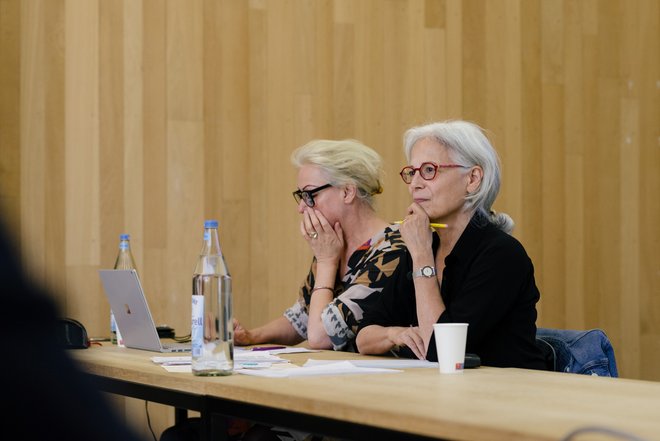 Workshop mit Prof. Jane Bennett in der Lounge der Universitätsbibliothek mit Angehörigen des Graduiertenkollegs Medienanthropologie am 25. Mai 2023 (Foto: Bauhaus-Universität Weimar/ Dominique Wollniok)