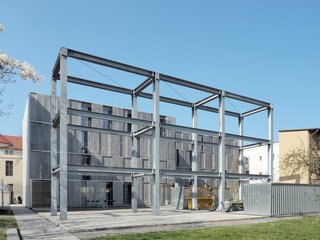 Fotografie zeigt den Eperimentalbau in Stahl auf dem Campus der Bauhaus-Universität Weimar