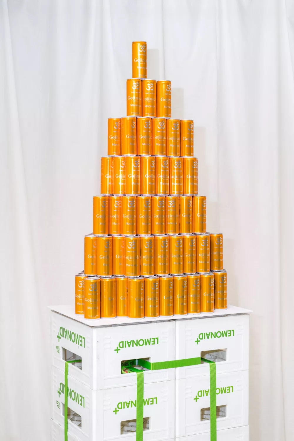 aufgetürmte Limonadendosen