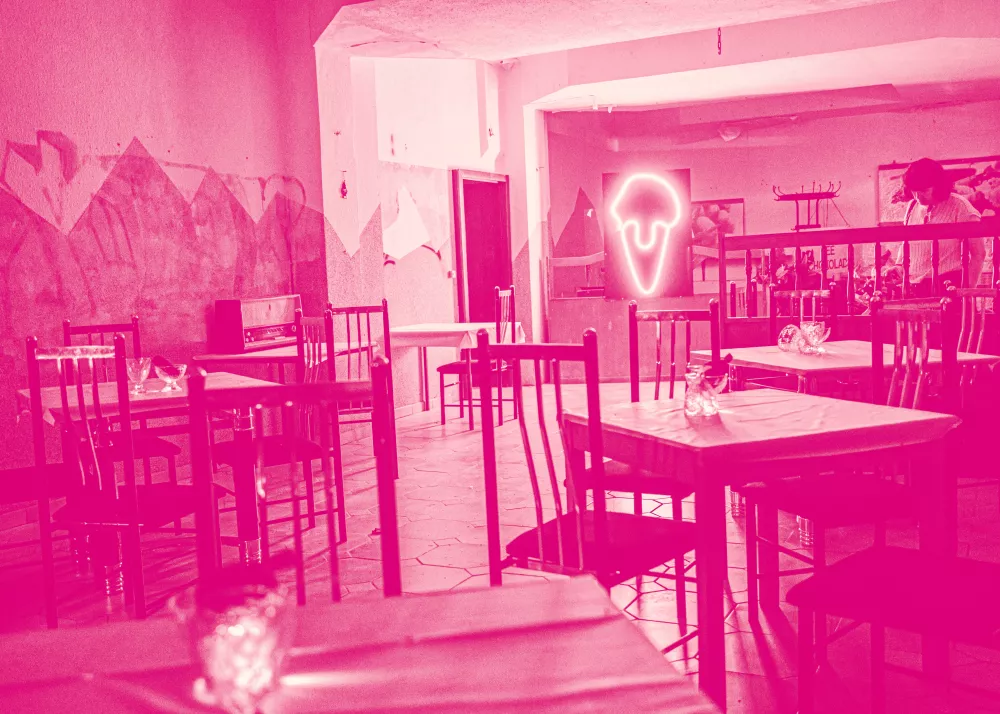 Foto, auf dem ein Geschäft und ein Neonlicht-Kunst-Eis abgebildet sind