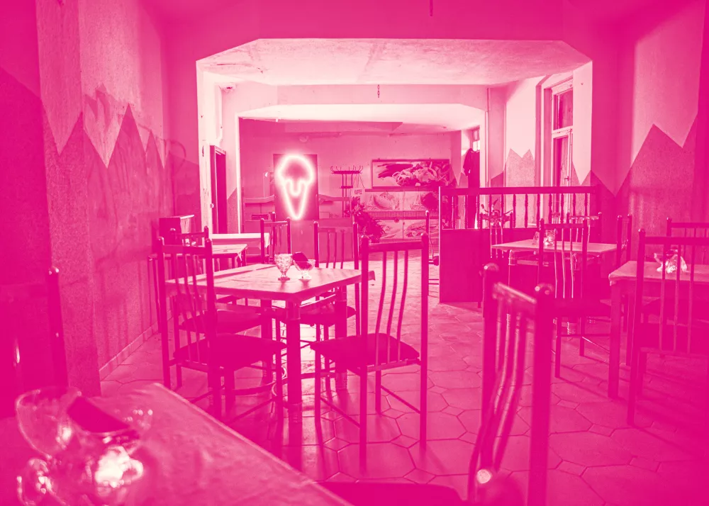 Foto, auf dem ein Geschäft und ein Neonlicht-Kunst-Eis abgebildet sind