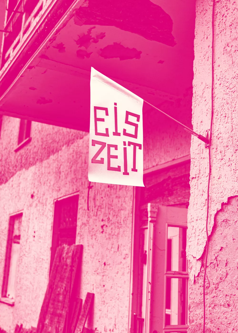 Werbefahne, darauf geschrieben „Eiszeit“, die Wand des Gebäudes ist in schlechtem Zustand