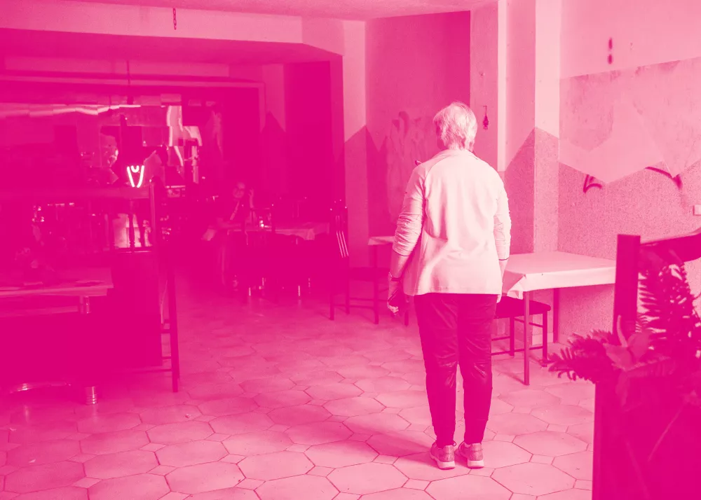 Person, die in einem leeren Geschäft steht