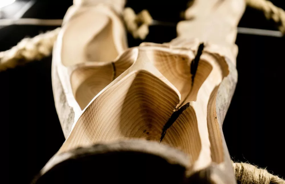 Nahaufnahme eines gefrästen Holzstücks