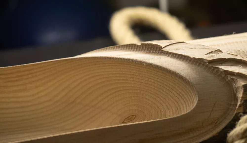 Nahaufnahme eines bearbeiteten Holzstücks