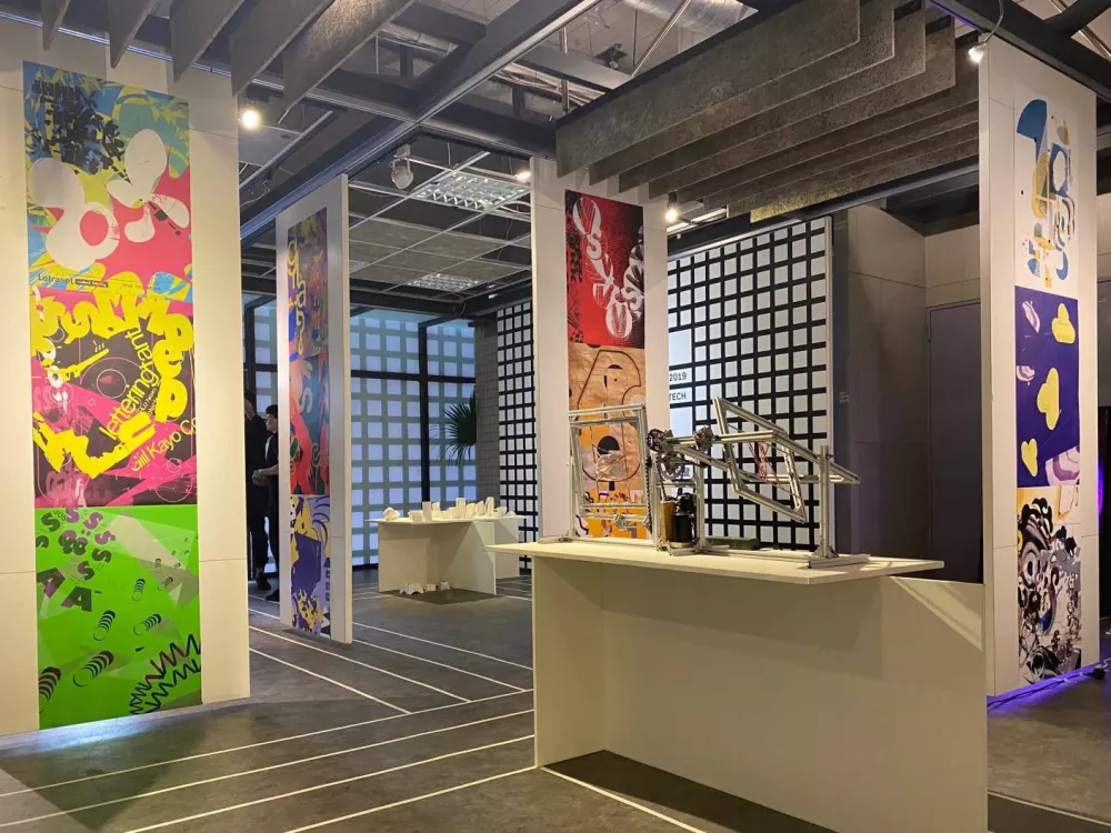 ein Ausstellungsaufbau mit Illustrationen auf Bannern