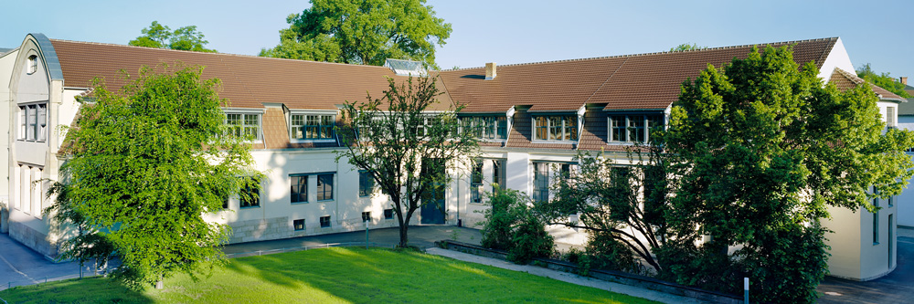 Außenansicht des Gebäudes der Fakultät Gestaltung in der Geschwister-Scholl-Straße 7.