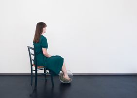 Sarah Spitzer: »Nadelbad Sehnsucht« aus »Die Entfremdung des Vertrauten«, 2022, Fotografie, Fine Art Print, Klassik Stiftung Weimar, Direktion Museen, Stiftung Ulla und Eberhard Jung © Sarah Spitzer