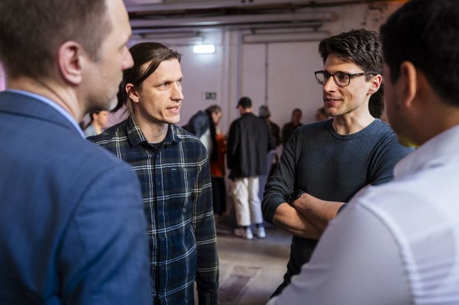 Personen bei der Auftaktveranstaltung im Gespräch