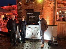 Rafael Laguna (Geschäftsführer SPRIND), Bettina Stark-Watzinger (ehemalige Bundesforschungsministerin) und Christian Bogatu (Mitgründer Oliment) vor einem Betonelement aus neuartigem Bindemittel in Leipzig, Foto: Oliment