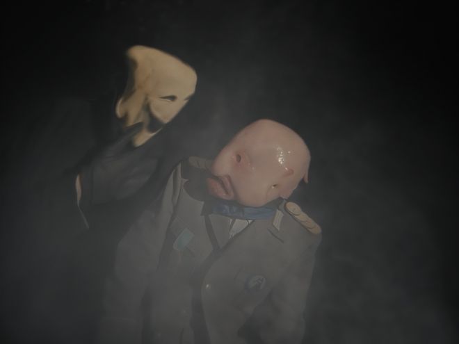 Person in Uniform mit glatter, puppenartiger Gesichtsform blickt zu einer hellen Figur im dunklen Wald.