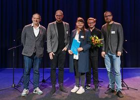 Auf der Preisverleihung (v.l.n.r.): Bernhard Stengele (Thüringer Minister für Umwelt, Energie und Naturschutz), Vertretungs-Prof. Dr.-Ing. Stephan Schütz (Juniorprofessur Konstruktives Entwerfen und Erproben, Bauhaus-Universität Weimar), Kassandra Löffler M.Sc. (Wissenschaftliche Mitarbeiterin,  Juniorprofessur Konstruktives Entwerfen und Erproben), Julius Tischler M.Sc. (Wissenschaftlicher Mitarbeiter,  Juniorprofessur Konstruktives Entwerfen und Erproben), Dirk Hofmann (stellvertretender Landesvorsitzender NABU Thüringen (Laudator und Jurymitglied). Copyright: Thüringer Ministerium für Umwelt, Energie und Naturschutz
