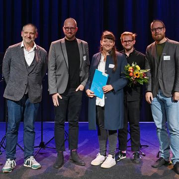 At the award ceremony (left to right): Bernhard Stengele (Thuringian Minister for the Environment, Energy and Nature Conservation), interim professor Dr.-Ing. Stephan Schütz (Junior Professorship for Constructive Design & Experimentation, Bauhaus-Universität Weimar), Kassandra Löffler MSc (Research Associate, Junior Professorship for Constructive Design & Experimentation), Julius Tischler MSc (Research Associate, Junior Professorship for Constructive Design & Experimentation), Dirk Hofmann (Deputy State Chairman, NABU Thuringia; award presenter and jury member). Copyright: Thuringian Ministry of Environment, Energy and Nature Conservation