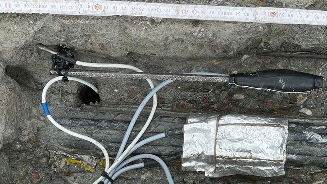 PT100-Temperaturfühler (oben links) neben Dehnungsmesstellen an der Spann- und Betonstahlbewehrung einer Straßenbrücke PT100-Temperaturfühler (oben links) neben Dehnungsmesstellen an der Spann- und Betonstahlbewehrung einer Straßenbrücke