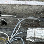 PT100-Temperaturfühler (oben links) neben Dehnungsmesstellen an der Spann- und Betonstahlbewehrung einer Straßenbrücke PT100-Temperaturfühler (oben links) neben Dehnungsmesstellen an der Spann- und Betonstahlbewehrung einer Straßenbrücke