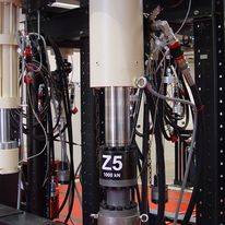 Hydraulikzylinder (von links): 400 kN, 1000 kN