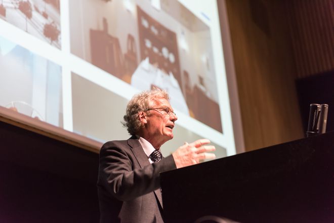 Uli Hellweg bereicherte den Festakt mit seiner Festrede zum Thema "IBA + Bauhaus = IBAuhaus?"