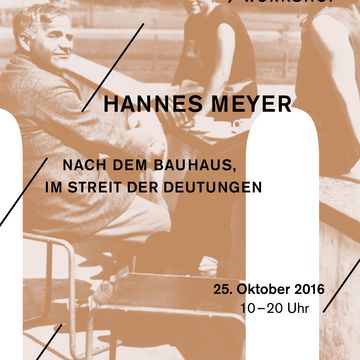 Veranstaltungsplakat: Gestaltung von Rahel Melis. Foto von Umbo (Otto Umbehr), Hannes Meyer mit Studentinnen auf der Terrasse der Bauhaus-Kantine (Mitte: Mathilde (Motschi) Cieluszek-Reindl, rechts: Margot Meschke-Sander), 1930, Fotografie/Silbergelatinep