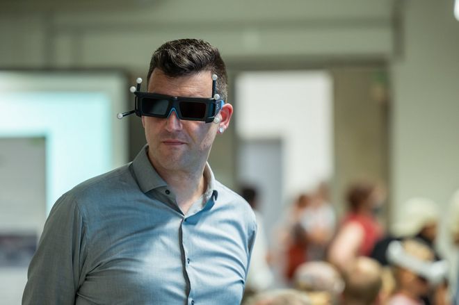 Zur summaery hatten Besucher*innen die Möglichkeit, die MetaReal-Version des Gropiuszimmers zu erleben. Auch Prof. Peter Benz hat sich umgeschaut. Foto: Thomas Müller