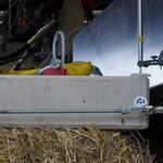 Kraftmessdose mit beideitigem Einschraubgewinde (vorne rechts) im Strohballen-Druckversuch Kraftmessdose mit beideitigem Einschraubgewinde (vorne rechts) im Strohballen-Druckversuch