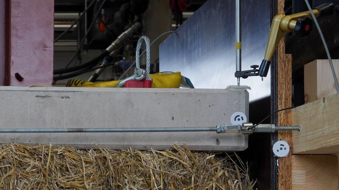 Kraftmessdose mit beideitigem Einschraubgewinde (vorne rechts) im Strohballen-Druckversuch Kraftmessdose mit beideitigem Einschraubgewinde (vorne rechts) im Strohballen-Druckversuch