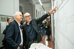 Der Präsident der Architektenkammer Thüringen, Dr.-Ing. Hans-Gerd Schmid, und Thomas Wittenberg, Jurymitglied beim Rundgang durch die Ausstellung (Foto: Thomas Müller)