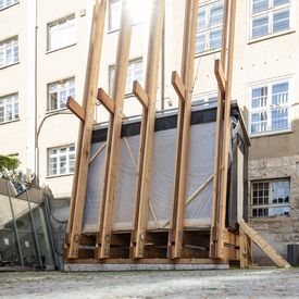 Der Experimentalbau »Bauhaus Energy Hub« im Innenhof der Coudraystraße 11 bis 13.