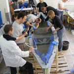 Die Studierenden beim Betonieren eines der Piraten-Kanus (Tim Link)