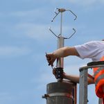 Montage eines Ultraschall-Anemometers zur hochfrequenten Windmessung an einem Oberleitungsmast Montage eines Ultraschall-Anemometers zur hochfrequenten Windmessung an einem Oberleitungsmast