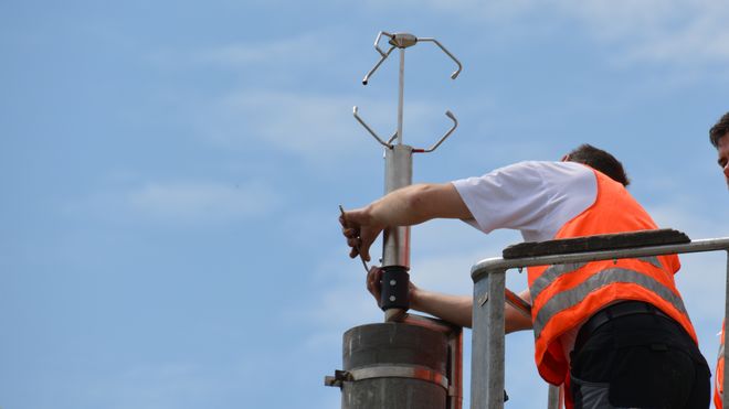 Montage eines Ultraschall-Anemometers zur hochfrequenten Windmessung an einem Oberleitungsmast Montage eines Ultraschall-Anemometers zur hochfrequenten Windmessung an einem Oberleitungsmast